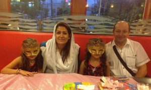 پدر و مادر واقعی سارا و نیکا