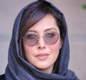 مهتاب کرامتی با شال طوسی و عینک دودی