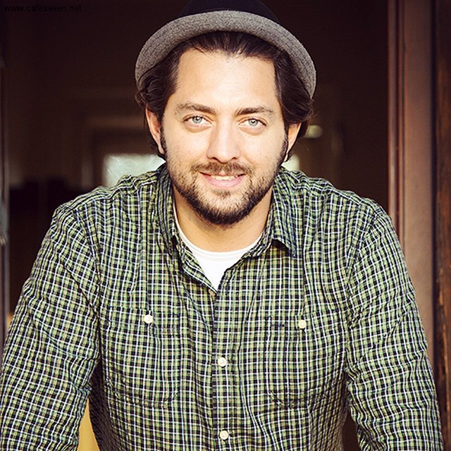 بهرام رادان با پیراهن چهارخونه - رنگ چشمان بهرام رادان