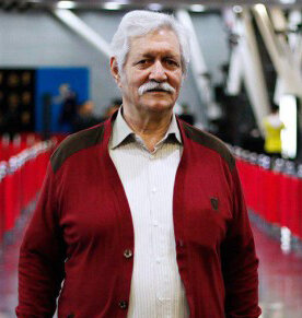 آتش تقی پور از بازیگران مرد ایرانی بالای 50 سال با لباس قرمز