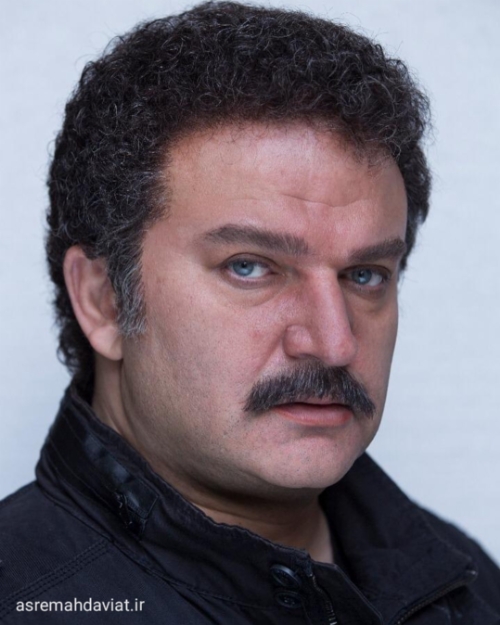 مهدی سلطانی با موی فر و کاپشن - رنگ چشم مهدی سلطانی