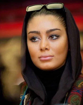 سحر قریشی با شال قهوه ای و عینک طبی - عمل زیبایی سحر قریشی