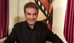 تیپ مشکی جعفر دهقان از بازیگران مرد ایرانی بالای 50 سال
