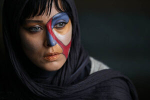 سکانسی از فیلم زندگی خصوصی آقا و خانوم میم با بازی مهتاب کرامتی