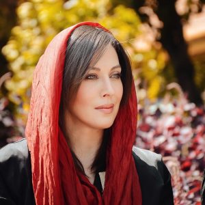 بیوگرافی مهتاب کرامتی با شال قرمز در طبیعت