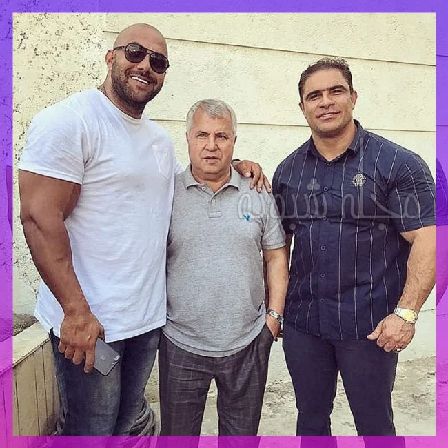 آیدین خطایی بازیگر غول مختارنامه با تی شرت سفید و علی پروین