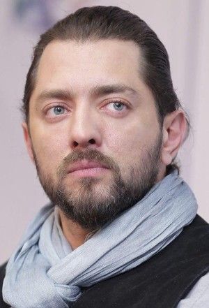 بهرام رادان با شال سفید - رنگ چشمان بهرام رادان