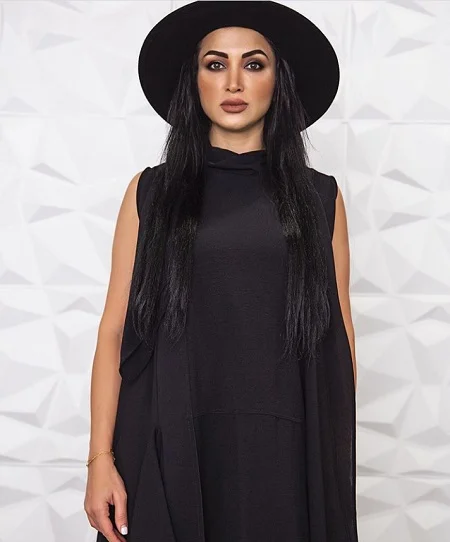 روناک یونسی با کلاه و لباس مشکی - روناک یونسی بی حجاب