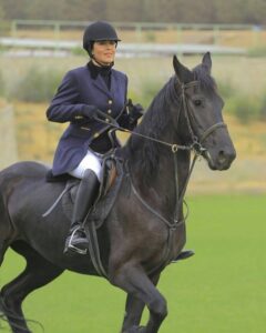 مهتاب کرامتی سوار بر اسب