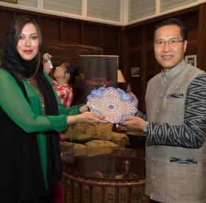 برنده جایزه زنان تاثیرگذار آسیا در کشور تایلند با حضور زنان موثر در جامعه در حوزه های مختلف