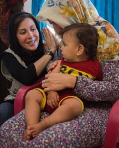 خانم کرامتی در میان مردم سیل زده