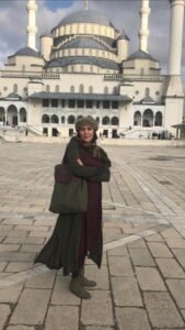 پوشش متفاوت مهتاب کرامتی در ترکیه