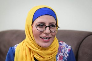 سوسن پرور با شال زرد رنگ از بازیگران زن دهه 50