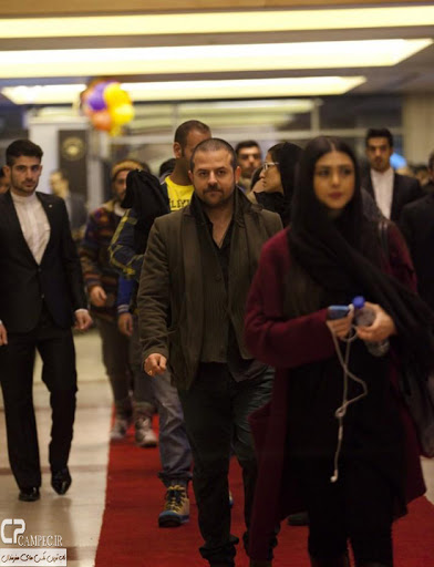 آزاده صمدی با مانتو قرمز - طلاق آزاده صمدی