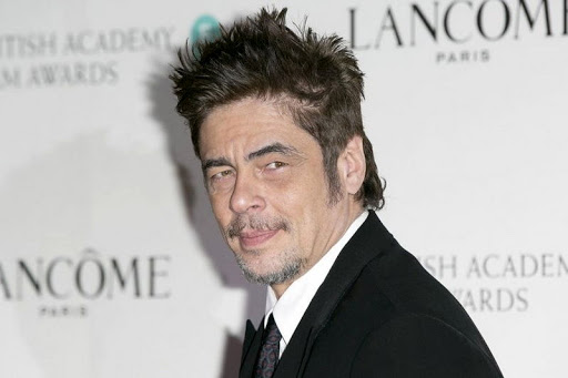 بنیسیو دل تورو با کت و شلوار رسمی - شباهت بنیسیو دل تورو و بهروز وثوقی