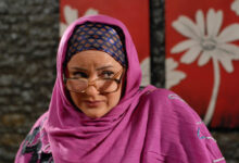 نعیمه نظام دوست گیلانی با شال صورتی