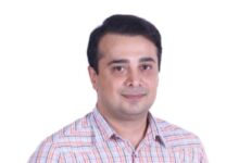 سپند امیرسلیمانی چپ دست با پیراهن چهارخونه