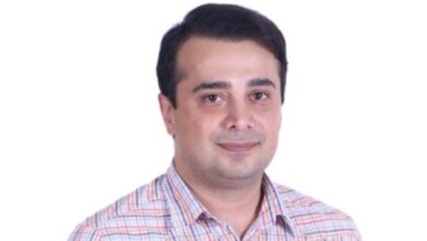 سپند امیرسلیمانی چپ دست با پیراهن چهارخونه