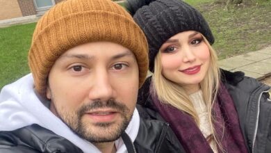 شاهرخ استخری و همسرش با کلاه بافتنی