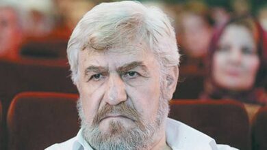 عنایت بخشی با پیراهن سفید - بیوگرافی عنایت بخشی