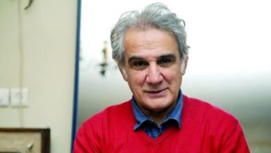 مهدی هاشمی با لباس قرمز - بیوگرافی مهدی هاشمی