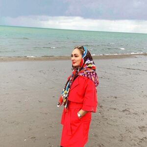 الهام حمیدی کنار دریا