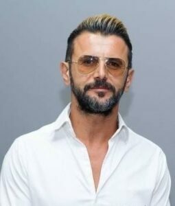 امین حیایی با پیرهن سفید مردانه