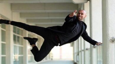 ارشا اقدسی با کت و شلوار مشکی - ارشا اقدسی درگذشت