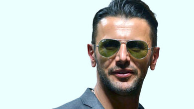 امین حیایی با عینک - خوانندگی امین حیایی