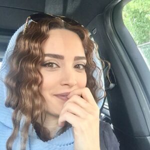 سلفی بهنوش طباطبایی در ماشین