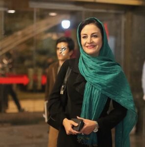 تیپ مریلا زارعی با شال آبی