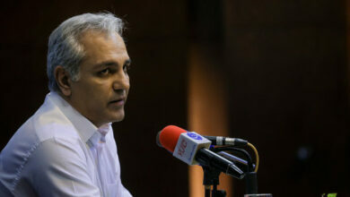 مجری گری مهران مدیری با پیراهن سفید