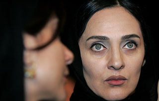 رویا نونهالی با شال مشکی - رنگ چشم رویا نونهالی