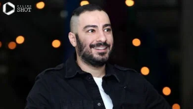 نوید محمدزاده تهیه کننده با لباس مشکی