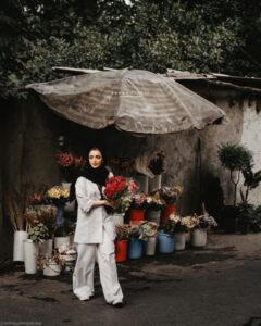 بهنوش بختیاری در حال خریدن گل