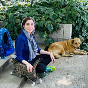 بهنوش طباطبایی در کنار سگ و گربه در پارک