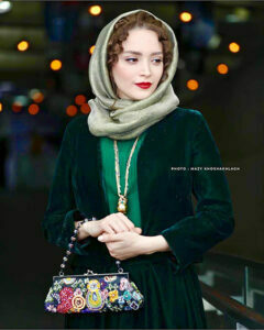 تیپ سبز بهنوش طباطبایی با لباس مخمل