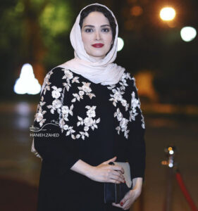 بهنوش طباطبایی با لباس مشکی زیبا و گلهای سفید