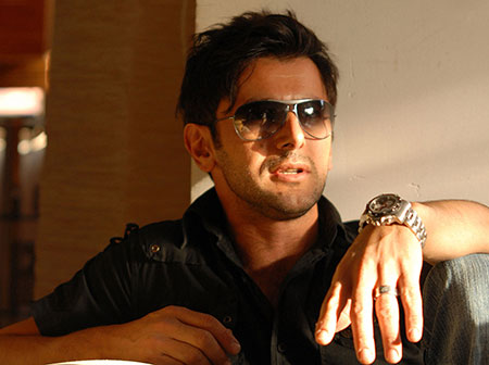 امین حیایی با عینک آفتابی - ورزش امین حیایی