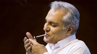 سیگار کشیدن مهران مدیری با پیراهن سفید