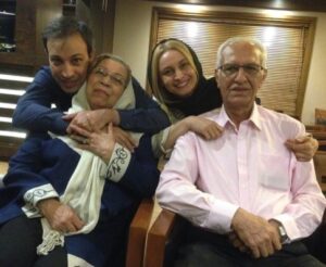 مریم کاویانی در کنار پدر مادر و برادرش