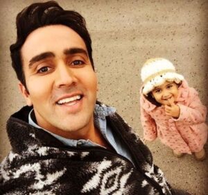 سلفی پوریا پورسرخ در کنار دختر کوچولو