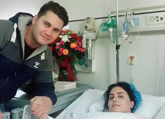 الناز شاکردوست در بیمارستان با برادرش