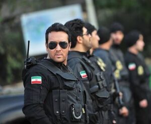 پوریا پورسرخ در نقش پلیس