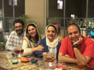 علی اوجی و همسرش نرگس محمدی در رستوران لاله اسکندری و همسرش