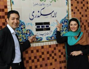 لاله اسکندری و برادرش در رونمایی از کاشی کاری او در تهران