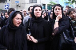 لاله اسکندری و خواهرش ستاره در مراسم تشییع پدرشان