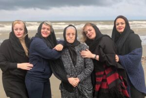 نعیمه نظام دوست و خانواده اش