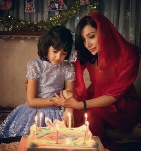 نگار عابدی با دخترش