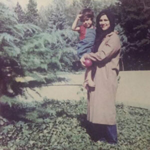 کودکی سارا بهرامی در آغوش مادرش